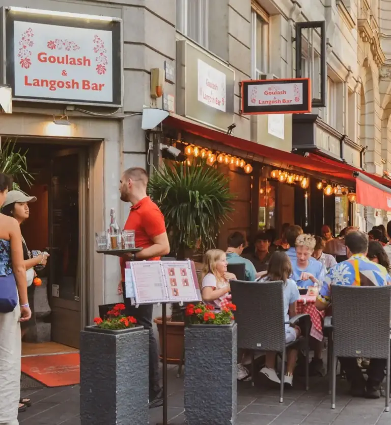 Eingang und Terrasse des Goulash & Langosh Bar in der Duna utca